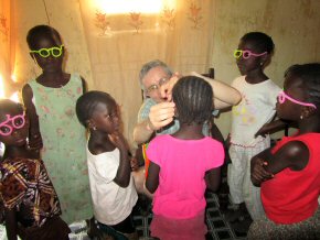 Chris fitting the kids with pipe-cleaner glasses