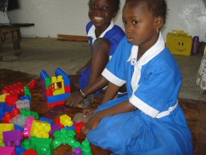 learning to use Duplo bricks (2)