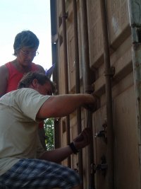 4:15 - fixing the seal on the last container