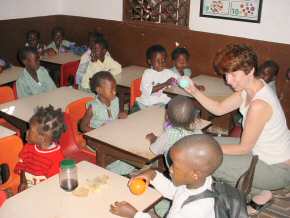 Tina showing the Nursery 1 children & teachers how to use the coloured playballs (2)