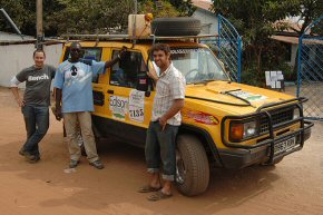 Dave and Chris with Kemo, and the Ibrakeforcake Isuzu Trooper at Sinchu Baliya