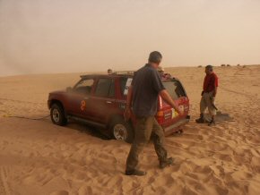 The car bogged down in the desert sand